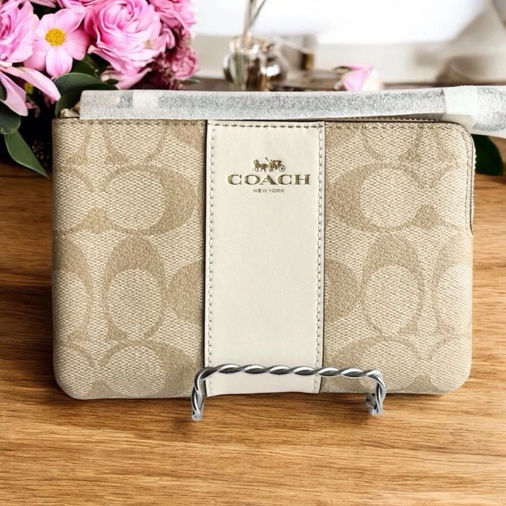 🆕Coach Corner Zip Wristlet